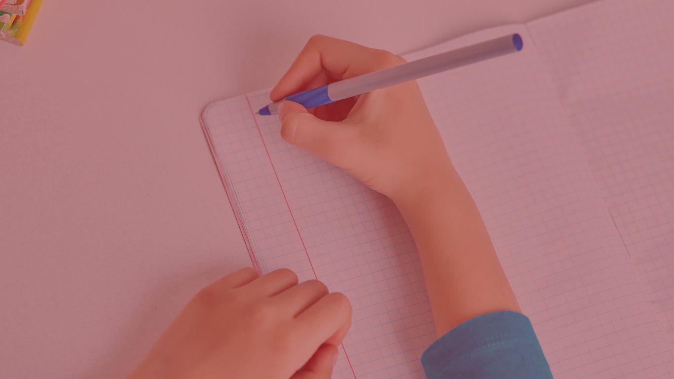 Mano che scrive sul quaderno